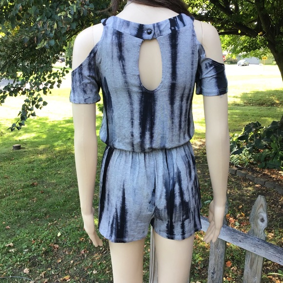 Sale COLD SHOULDER GRAY & BLACK ROMPER - Picture 5 of 7